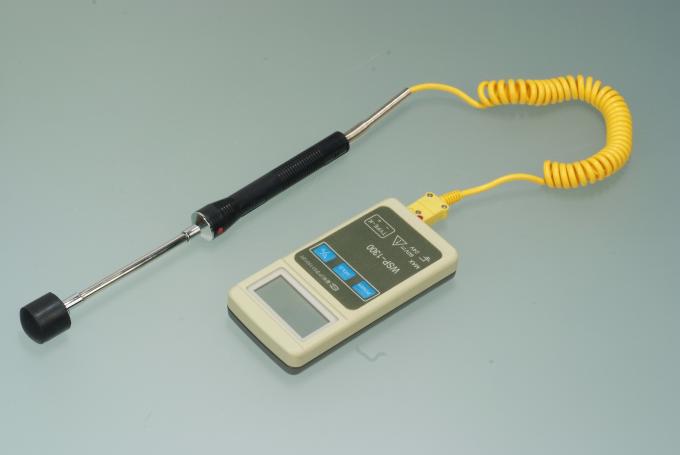 Le capteur de température tenu dans la main de thermocouple/a engainé le type thermocouple de K
