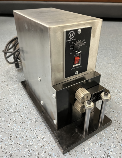 Machine de formage de bords pour chauffe-bande en céramique capable de rouler des bandes d'acier plus larges