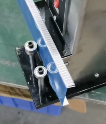 Machine de formage de bords pour chauffe-bande en céramique capable de rouler des bandes d'acier plus larges